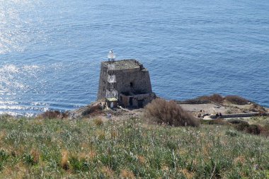 Sahip Lubrense, Campania, İtalya - 15 Şubat 2020 Punta Campanella 'nın sonundaki Minerva Kulesi