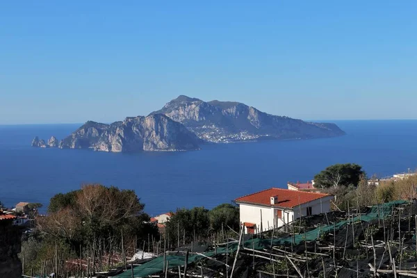 Sahip Lubrense, Campania, İtalya - 15 Şubat 2020 Punta Campanella 'dan Capri Adası
