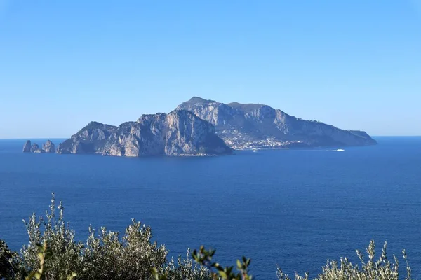 Sahip Lubrense, Campania, İtalya - 15 Şubat 2020 Punta Campanella 'dan Capri Adası
