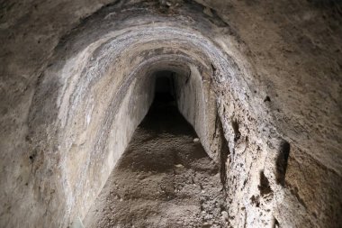 Napoli, Campania, İtalya - 24 Şubat 2020: Posillipo tepesinde Romalılar tarafından inşa edilen ve Bagnoli 'yi Pollione İmparatorluk villasına bağlayan uzun tünel