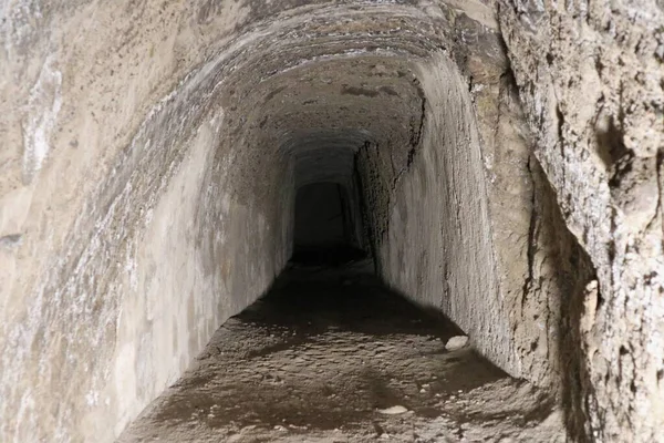 Napoli, Campania, İtalya - 24 Şubat 2020: Posillipo tepesinde Romalılar tarafından inşa edilen ve Bagnoli 'yi Pollione İmparatorluk villasına bağlayan uzun tünel