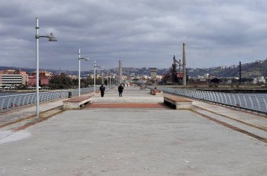 Bagnoli, Campania, İtalya - 24 Şubat 2020: Eski İtalyan çelik fabrikasından Jetty