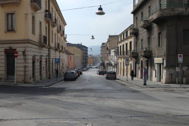 Benevento, Campania, İtalya - 14 Mart 2020: Coronavirus acil durumu sırasındaki tarihi merkezin parıltısı