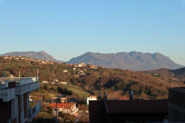 Caiazzo, Campania, İtalya - 22 Şubat 2020: Günbatımında tarihi merkezden Panorama