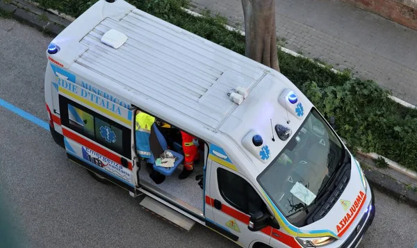 Benevento Campania Italië Maart 2020 Thuisinterventie Van Een Misericordia Ambulance — Stockfoto