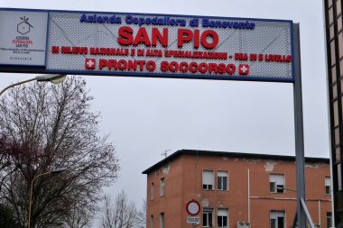 Benevento, Campania, İtalya - 25 Mart 2020: San Pio Sivil Hastanesi Girişi