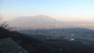 Rotondi, Campania, İtalya - 8 Şubat 2020: Maria Santissima della Stella Sığınağı 'nın tepesinden Caudina Vadisi' ne bakış