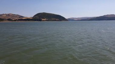 Guardialfiera, Molise, İtalya - 27 Temmuz 2019: Liscione Gölü 'nün iskeledeki manzarası