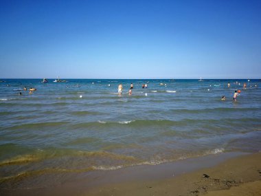 San Salvo Marina, Abruzzo, İtalya - 20 Temmuz 2019: Suda yıkanan turistler