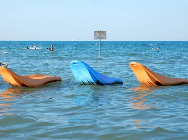 San Salvo Marina Abruzzo Italia Julio 2019 Tumbonas Flotando Orilla —  Fotos de Stock