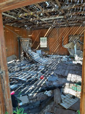 Guardialfiera, Abruzzo, İtalya - 27 Temmuz 2019: Lago del Liscione 'deki terk edilmiş dağ evi