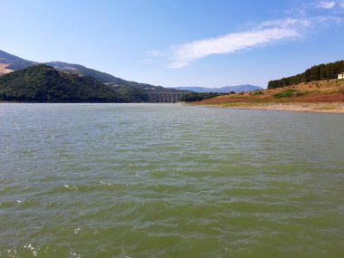 Guardialfiera, Abruzzo, İtalya - 27 Temmuz 2019: Lago del Liscione 'nin panoramik manzarası diğer adıyla Guardialfiera Gölü