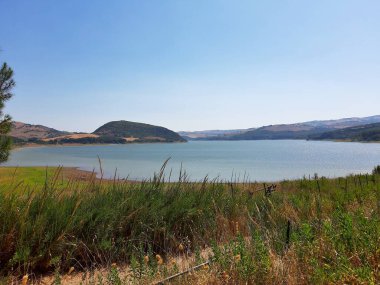 Guardialfiera, Abruzzo, İtalya - 27 Temmuz 2019: Lago del Liscione 'nin panoramik manzarası diğer adıyla Guardialfiera Gölü