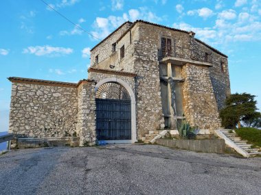 San Felice a Cancello, Campania, İtalya - 9 Şubat 2020: Caudina Vadisi 'ne bakan Palombara' da Santuario di Sant 'Angelo