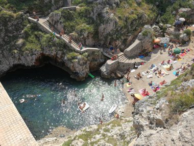 Santa Maria di Leuca, Lecce, Puglia, İtalya - 27 Ağustos 2019: Ciolo 'nun küçük plajı viyadükkanın tepesinden görüldü