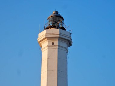 Santa Maria di Leuca, Lecce, Puglia, İtalya - 27 Ağustos 2019: Şafak vakti Santa Maria de Finibus Terrae Bazilikasının meydanından deniz feneri