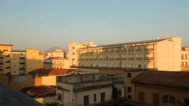 Benevento, Campania, İtalya - Nisan 2020: Fatbenefratelli Hastanesi 'ne güneşin doğuşundan yansıtılan binaların gölgelerinin hızlandırılmış filmi