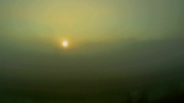 Tijdsverloop su Benevento all 'alba con la nebbia e scia di aereo — Stockvideo
