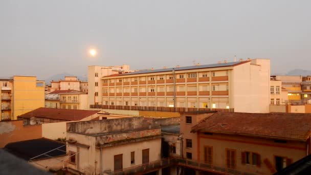 Time lapse su Benevento all 'alba con luna piena — стоковое видео