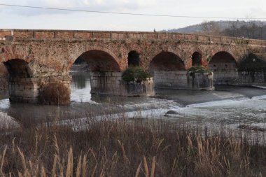 Benevento, Campania, İtalya - 13 Şubat 2020: Antik Roma köprüsü Cumartesi nehri üzerindeki Via Appia Nehri