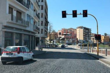 Benevento, Campania, İtalya - 15 Nisan 2020: Karantina sırasında terk edilmiş şehir sokağı