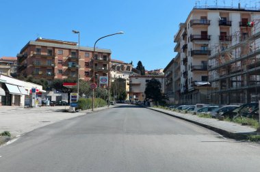 Benevento, Campania, İtalya - 15 Nisan 2020: Karantina sırasında terk edilmiş şehir sokağı