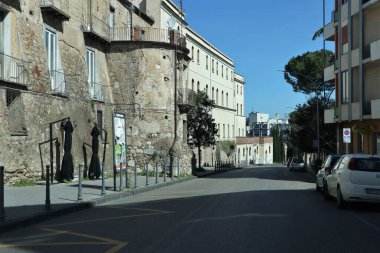 Benevento, Campania, İtalya - 15 Nisan 2020: Karantina sırasında terk edilmiş şehir sokağı