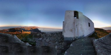 Sahip Lubrense, Campania, İtalya - 15 Şubat 2020: 360 gün batımında Monte Costanzo 'nun tepesinden küresel fotoğraf