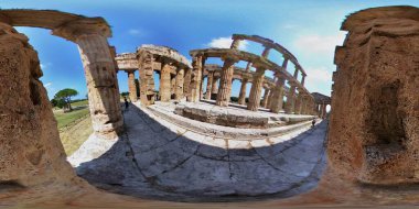 Paestum, Salerno, Campania, İtalya - 1 Temmuz 2018: Neptün Tapınağı 'nın küresel fotoğrafı