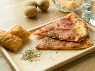 Ahşap tabakta lezzetli pizza