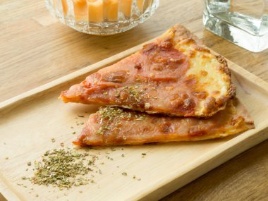 Ahşap tabakta lezzetli pizza