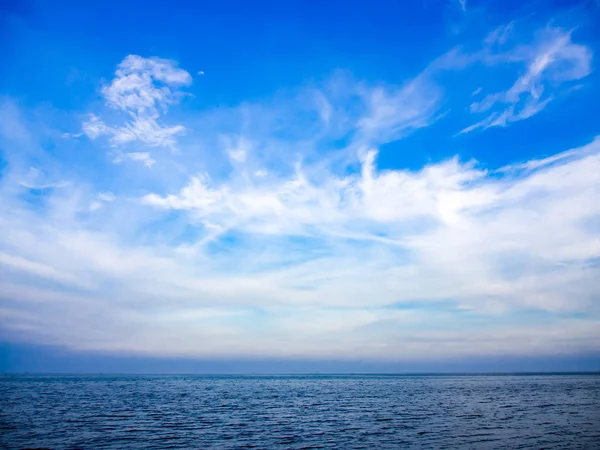 Deniz ve gökyüzü akşam