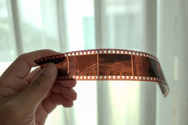 35 mm-es film szalag a kezét — Stock Fotó