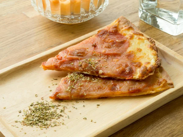 Ahşap tabakta lezzetli pizza