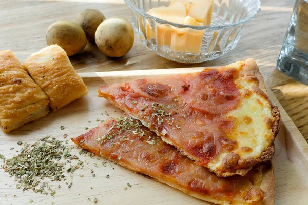 Ahşap tabakta lezzetli pizza