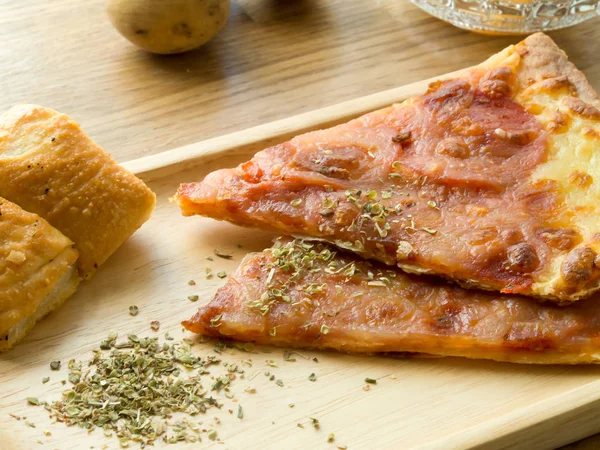 Ahşap tabakta lezzetli pizza