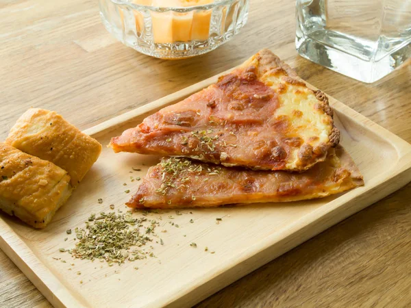 Ahşap tabakta lezzetli pizza