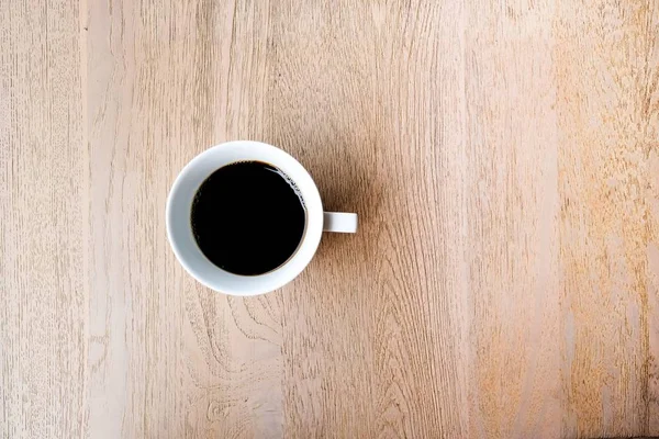 Kahve boşaltmak ile üst görünümden ahşap tablo