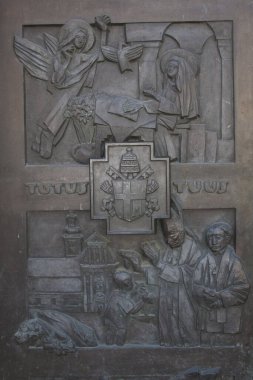 Zagreb 'deki kiliselerden birinin tarihi girişi. Zagreb ve Hırvatistan 'ın tarihinden farklı sahnelere sahip desen.