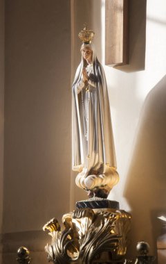 Aziz Mary Anıtı. Güzel kilise heykeli. Hıristiyanlıkta dini bir dürtü. Renkli kaplamalı ahşap heykel.