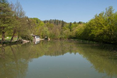 Göl manzarası. Mavi gökyüzünün su yansıması. Huzurlu bir doğa. Peyzaj fotoğrafı.