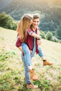 bir kadını taşıyan adam