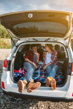 Araba açık bagaja oturan Çift