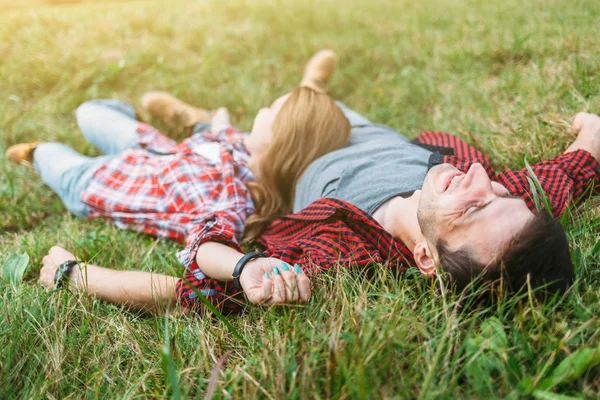 Пара відпочиває в зеленій траві — стокове фото