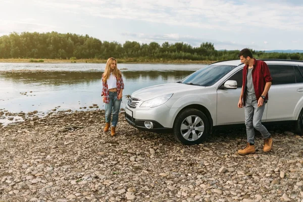 Pareja joven cerca de coche — Foto de Stock