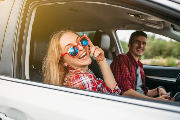 Casal sentado no carro — Fotografia de Stock