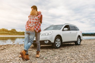 Araba doğa genç Çift