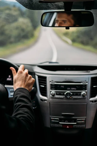 Homme conduisant une voiture — Photo