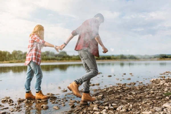 Paar wandelen langs de rivier — Stockfoto