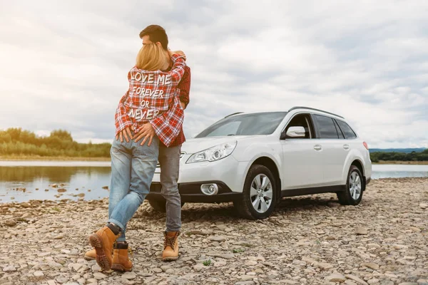 Araba doğa genç Çift